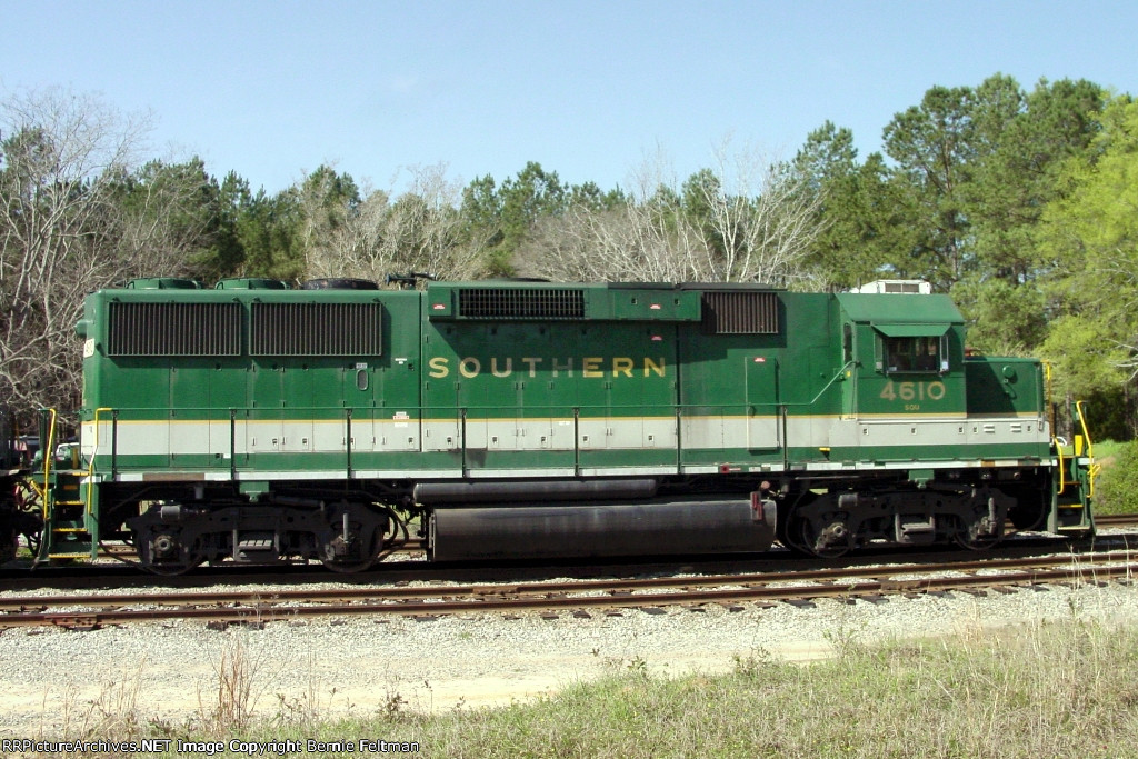 Southern Railway (Norfolk Southern) GP59 #4610 builds G99's train 